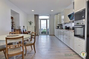 Fridge, microwave, oven, stovetop - Le Rocher Rouge - PLESTIN LES GREVES (PLESTIN LES GREVES)