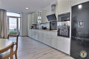 Fridge, microwave, oven, stovetop - Le Rocher Rouge - PLESTIN LES GREVES (PLESTIN LES GREVES)