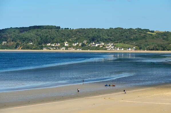 On the beach - Le Rocher Rouge - PLESTIN LES GREVES (PLESTIN LES GREVES)