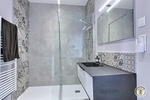 Shower, hair dryer - Le Rocher Rouge - PLESTIN LES GREVES (PLESTIN LES GREVES)