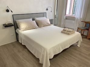 2 habitaciones, escritorio, tabla de planchar con plancha y wifi gratis