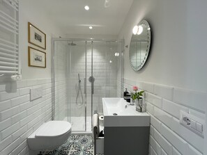Bruser, hårtørrer, bidet, håndklæder