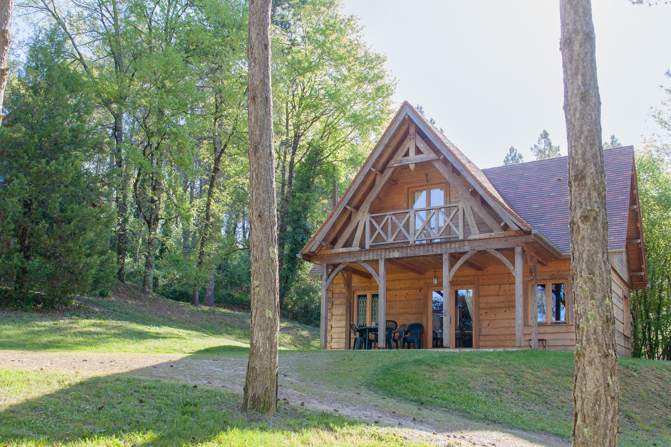 Les Chênes: chalet and swimming pool surrounded by nature in Sarlat itself.