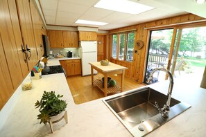 Microondas, horno, parrilla de estufa y lavavajillas 