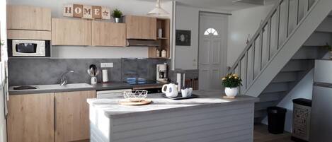 Frigorífico, microondas, horno y placa de cocina