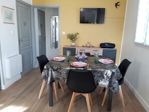 Dining - Gîtes de France® - Les Hirondelles (ST REMY BOSCROCOURT)