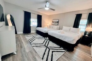 2 Schlafzimmer, Schreibtisch, Bügeleisen/Bügelbrett, Reisekinderbett