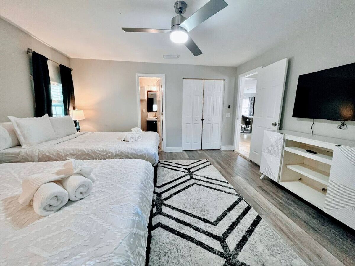 2 slaapkamers, een bureau, een strijkplank/strijkijzer, reisbedje