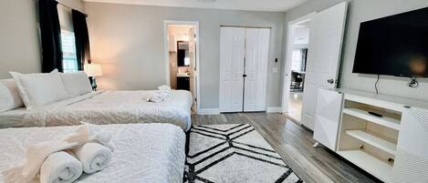 2 chambres, bureau, fer et planche Ă repasser, lit parapluie