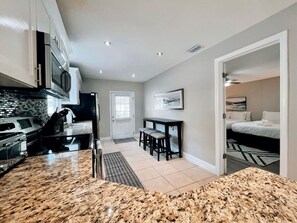 Frigorífico, microondas, horno y placa de cocina