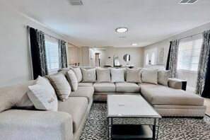 Smart-TV, Kamin, Musikbibliothek