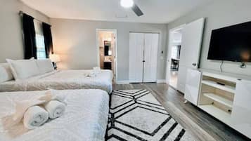 2 habitaciones, escritorio y tabla de planchar con plancha