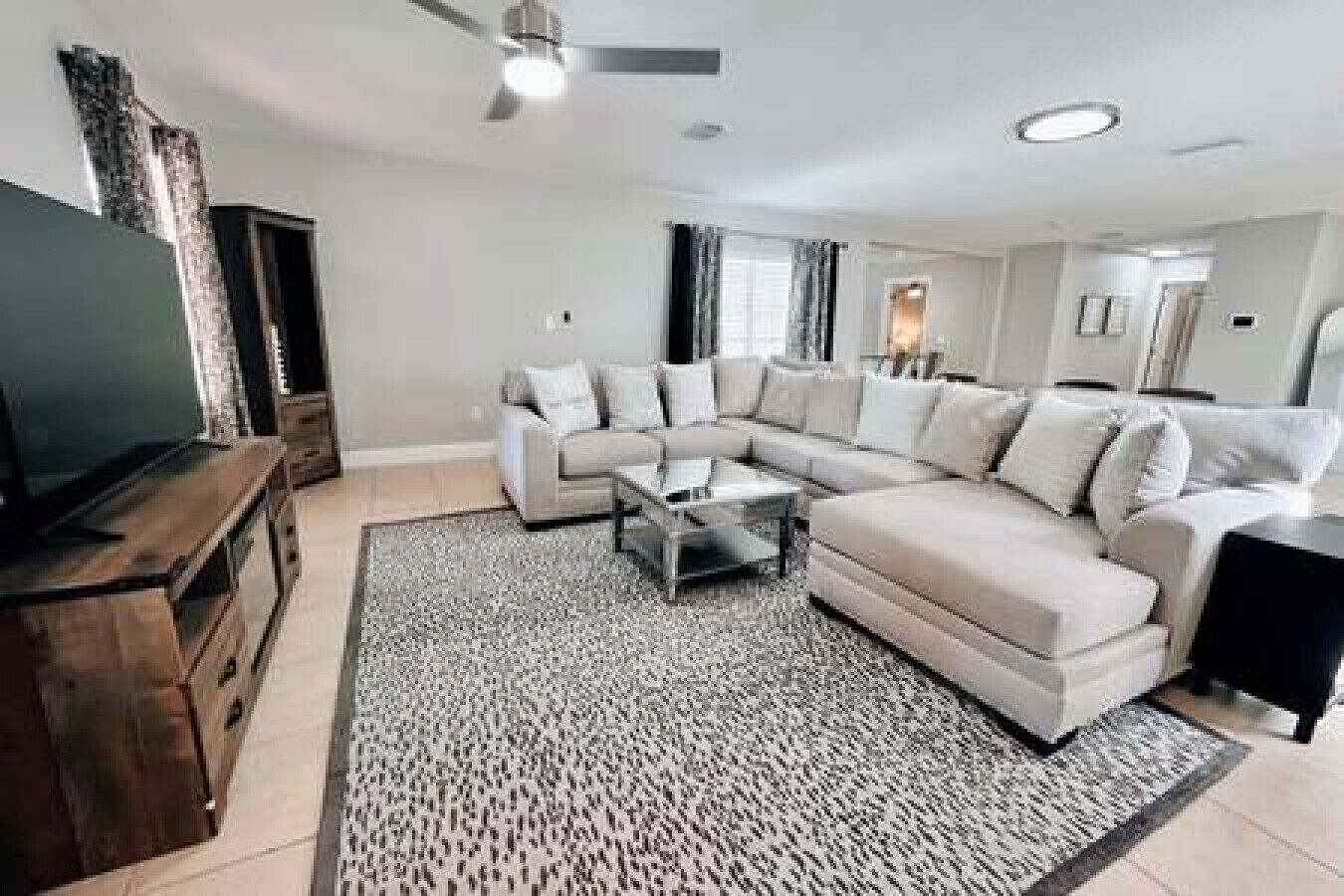 Älytelevisio, takka, musiikkikirjasto