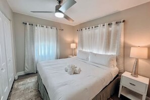 2 makuuhuonetta, työpöytä, silitysrauta/-lauta, vauvan matkasänky