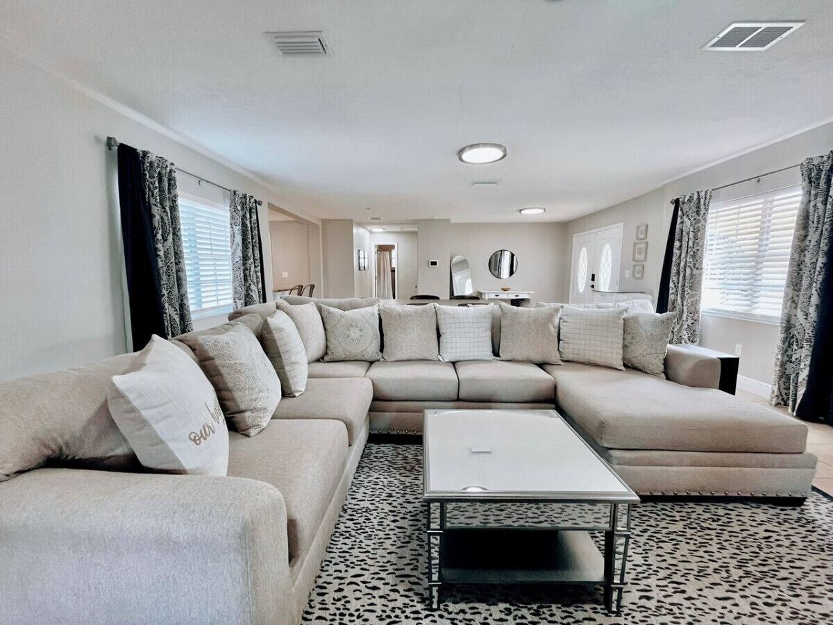 Een smart-tv, een open haard en een muziekbibliotheek