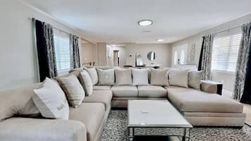 Een smart-tv, een open haard en een muziekbibliotheek