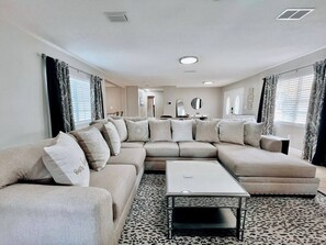 Una Smart TV, una chimenea, una biblioteca de música