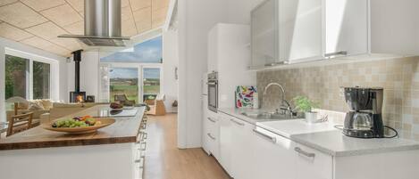 ثلاجة، موقد طهي مسطح، غسالة أطباق، ماكينة لصنع القهوة/الشاي