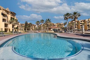 Una piscina al aire libre, una piscina climatizada