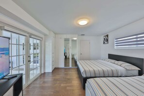 3 soverom, skrivebord, strykejern/-brett og reiseseng for barn