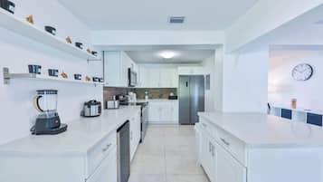 冰箱、微波炉、烤箱、炉灶