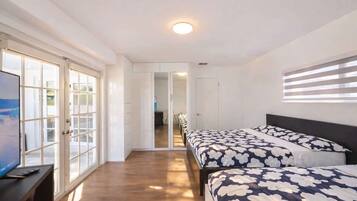 3 soverom, skrivebord, strykejern/-brett og reiseseng for barn