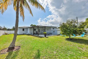 Exterior - Jungle Happiness STR-2651 (Hollywood)