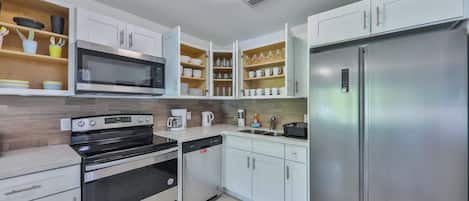 Køleskab, mikrobølgeovn, ovn, kogeplade