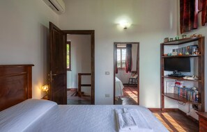 4 bedrooms, travel crib, free WiFi - Lovely home in Morrovalle (Morrovalle)
