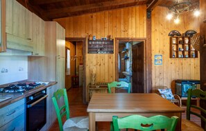 冷蔵庫、コンロ、コーヒー / ティーメーカー