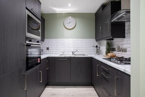 Kühlschrank, Mikrowelle, Ofen, Herdplatte