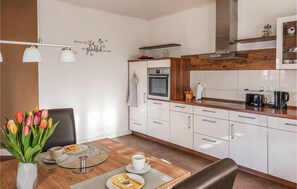 Fridge, stovetop, dishwasher, coffee/tea maker - Nice home in Schneverdingen with WiFi (Schneverdingen)