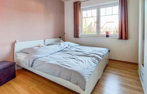 2 bedrooms, travel cot, free WiFi, bed sheets