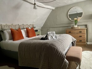 2 bedrooms, desk, iron/ironing board, WiFi