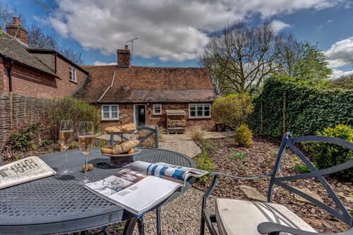 The Bolthole | Oxfordshire Holiday Let | 2 Beds & Sleeps 3