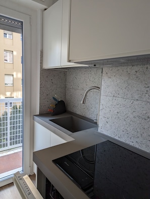 Jääkaappi, mikroaaltouuni, liesi, astianpesukone