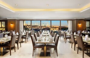 Restaurant - Millennium Taiba Hotel  (Madinah)