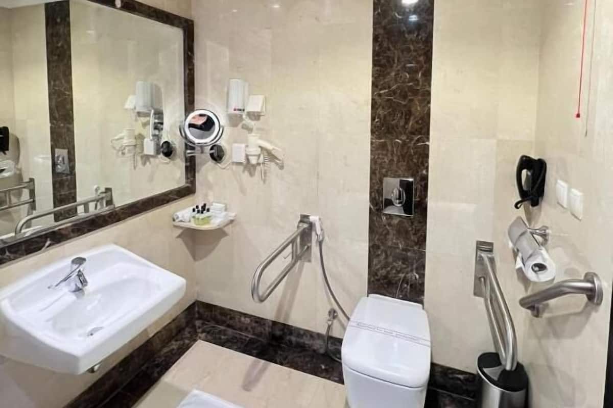 Bañera, secador de pelo, batas, pantuflas
