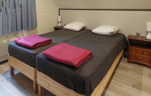 3 makuuhuonetta, silitysrauta/-lauta, vauvan matkasänky, vuodevaatteet