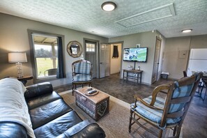 Fernseher, Kamin, DVD-Player, Bücher