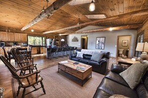 Televisión, chimenea, reproductor de DVD y libros 