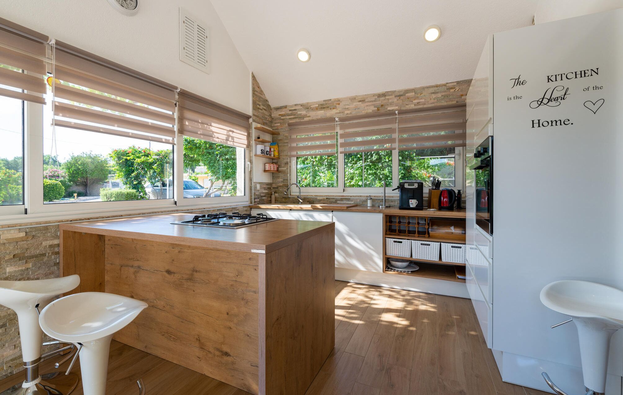 Frigorífico, horno, placa de cocina y lavavajillas