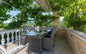 Outdoor dining - Amazing home in Zaton Obrovacki (Zaton Obrovacki)