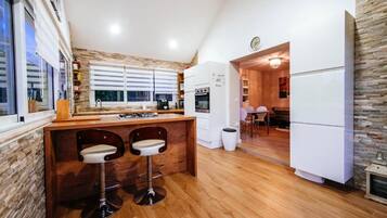 Fridge, oven, stovetop, dishwasher
