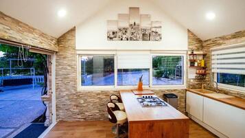 Fridge, oven, stovetop, dishwasher