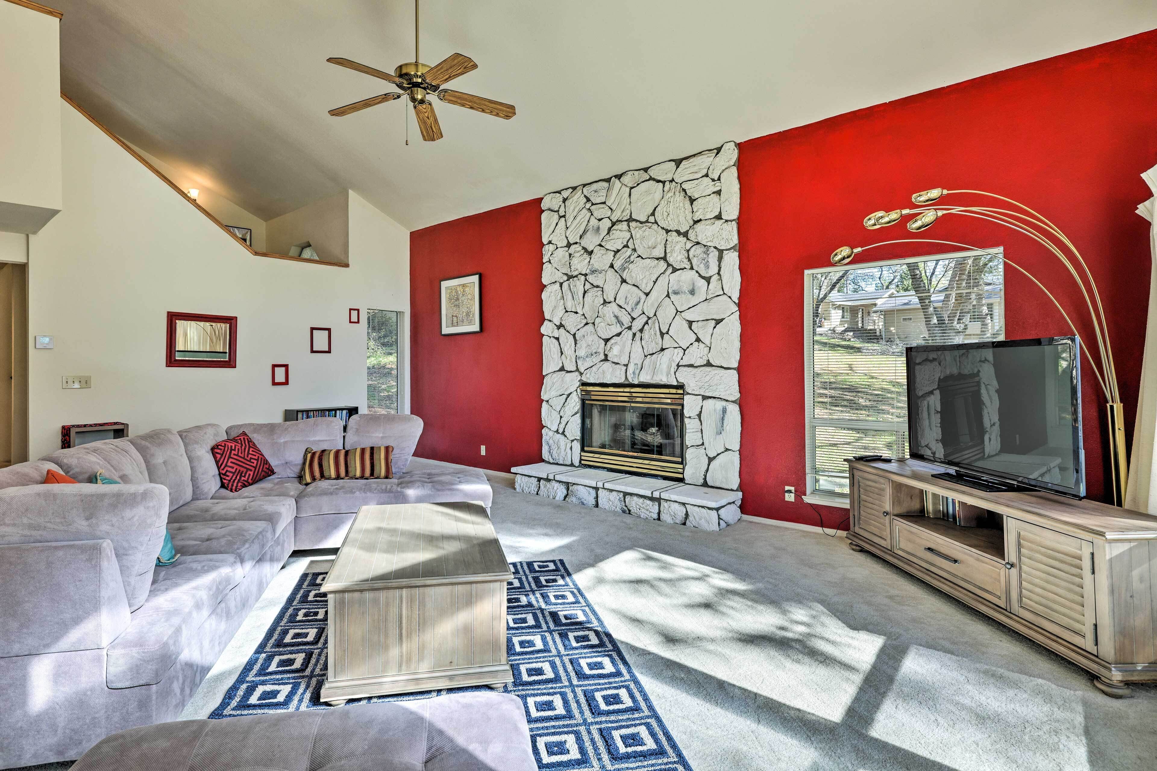 Pine Mountain Lake Home w/ Decks, Golf Course View