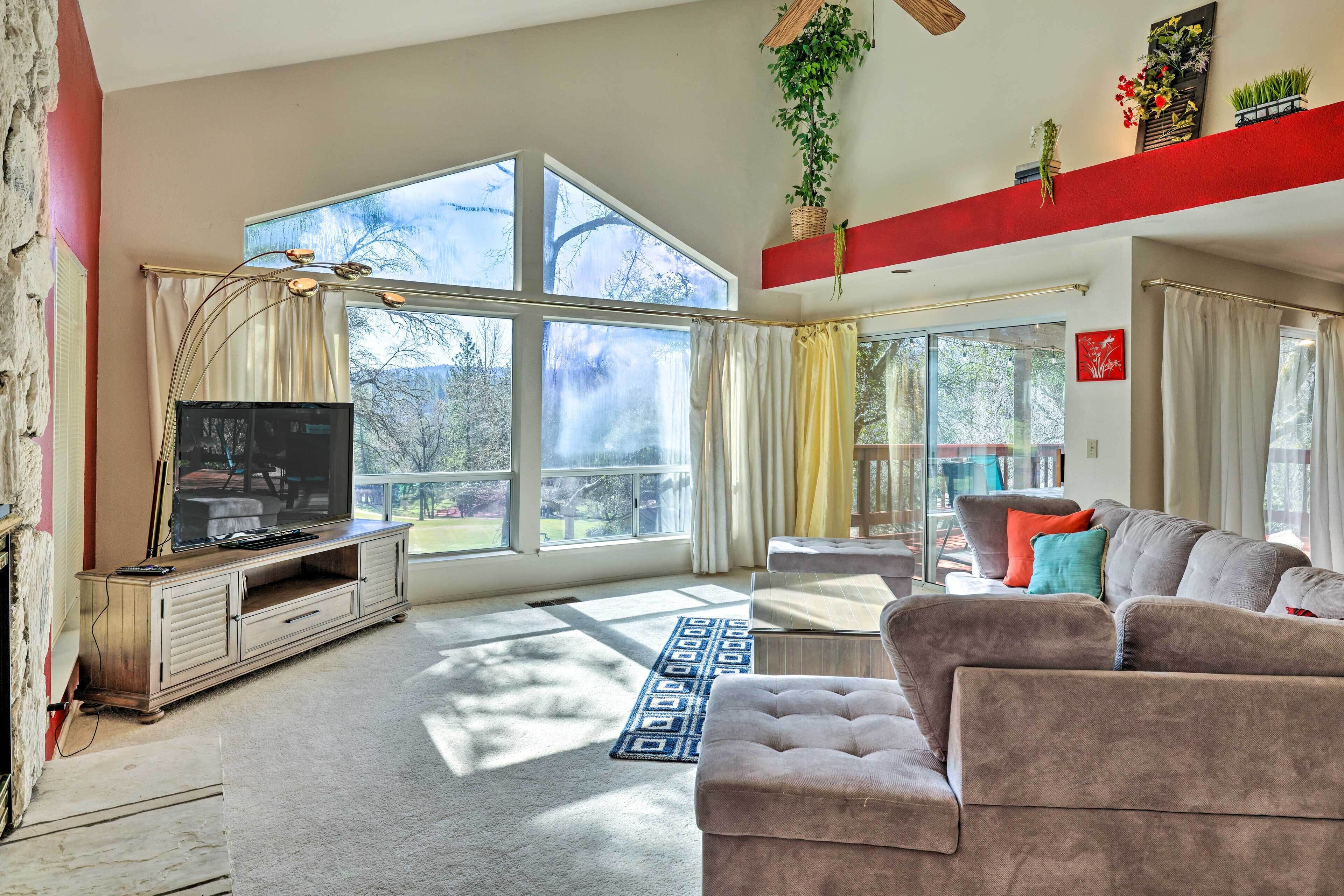 Pine Mountain Lake Home w/ Decks, Golf Course View