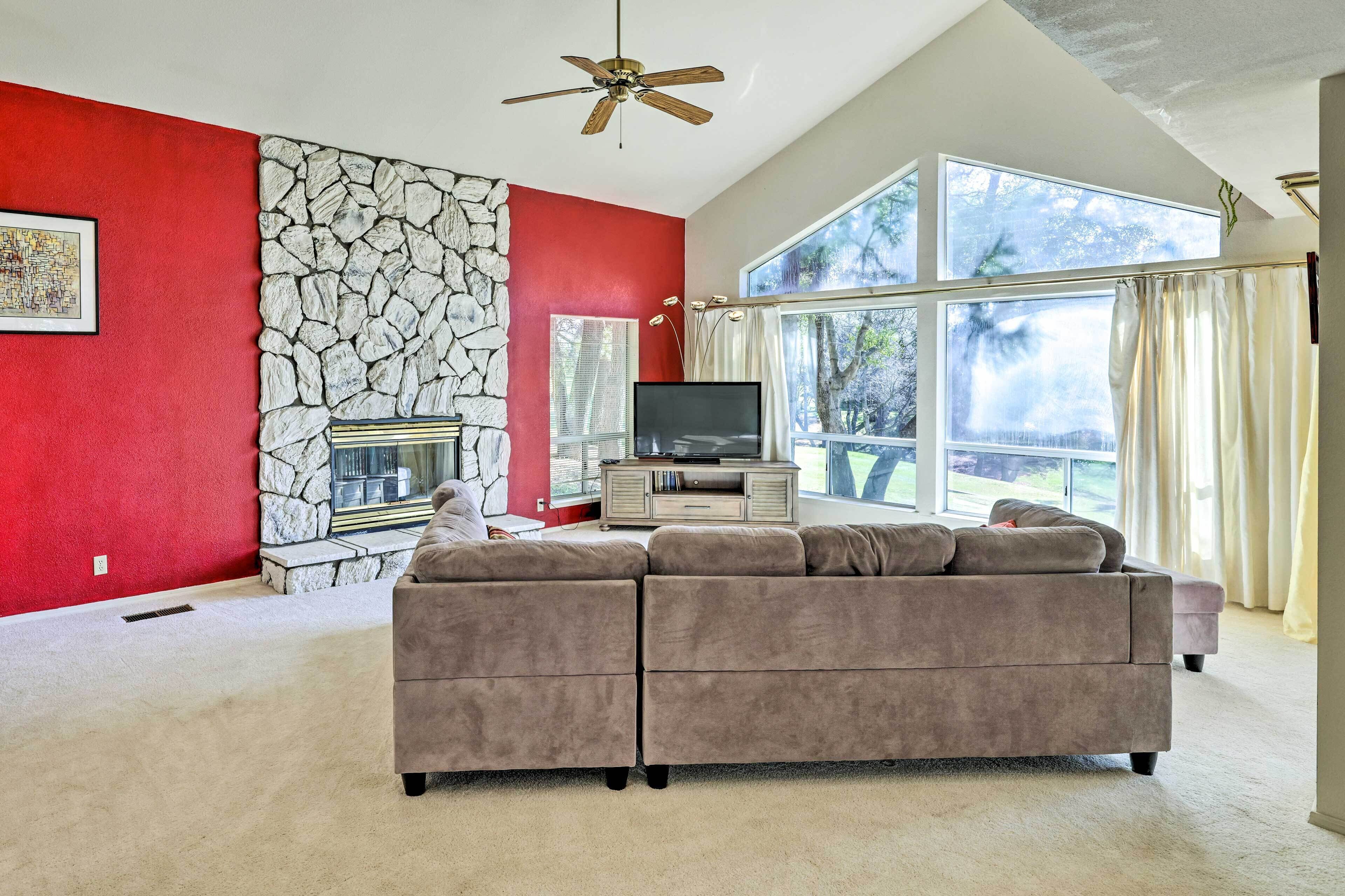 Pine Mountain Lake Home w/ Decks, Golf Course View