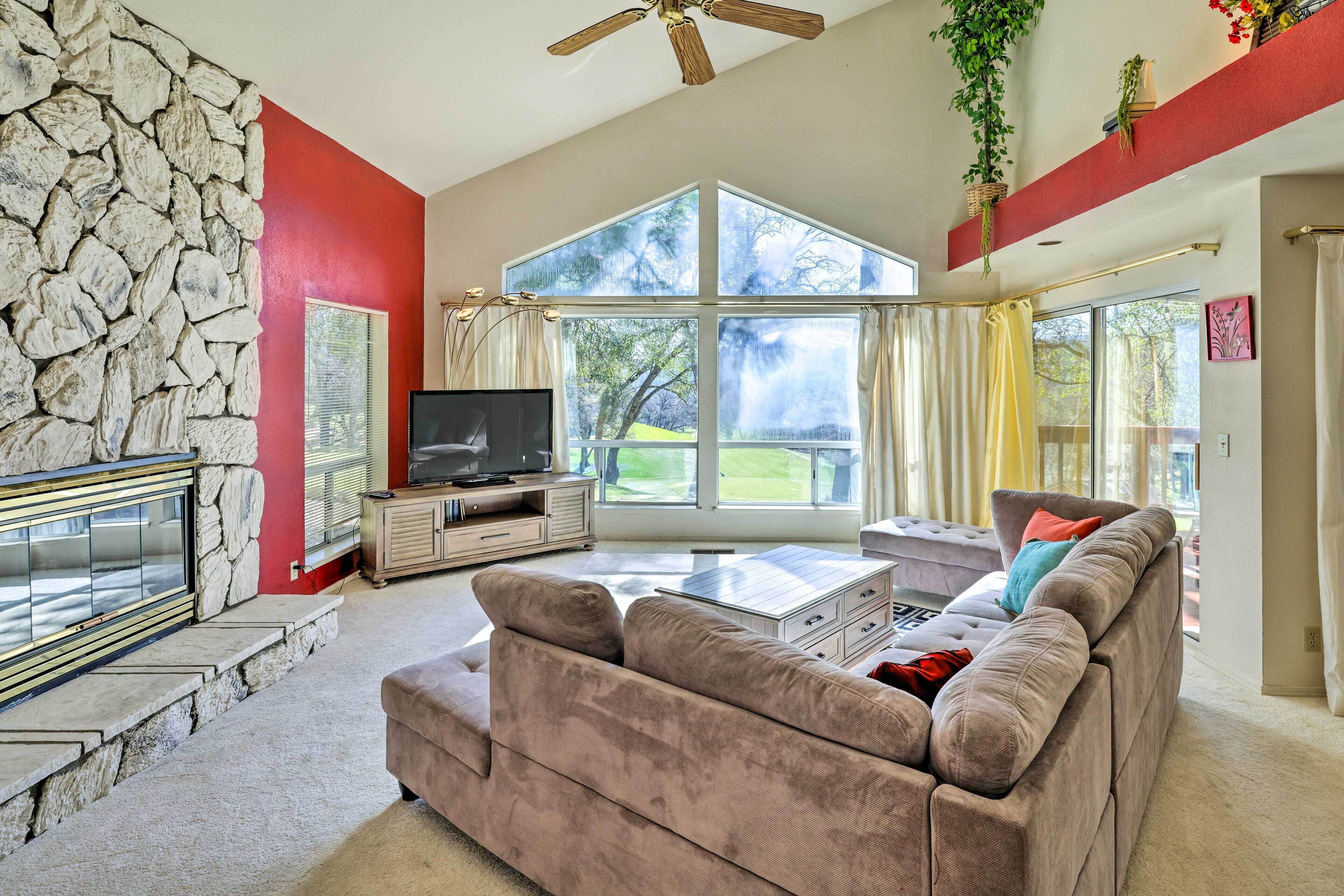 Pine Mountain Lake Home w/ Decks, Golf Course View