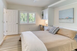 2 bedrooms, desk, laptop workspace, iron/ironing board - Waterfront Nokomis Condo < Half Mile to Beach! (Nokomis)